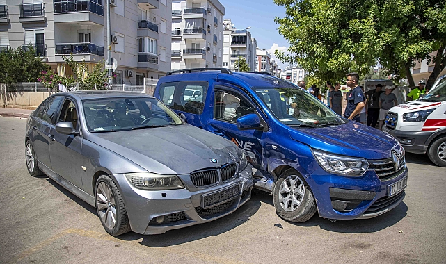 Otomobil ile hafif ticari aracın karıştığı kazada hamile kadın hastaneye kaldırıldı