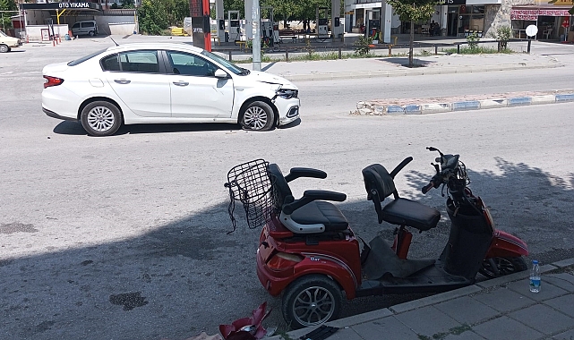 Otomobilin 3 tekerli motosikletle çarpıştığı kaza kamerada