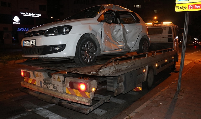 Park halindeki otomobile çarptı; 3 yaralı