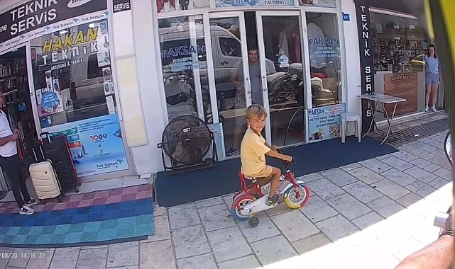 Polis memurundan kaldırımda kasksız bisiklet süren Aslan'a gülümseten uyarı