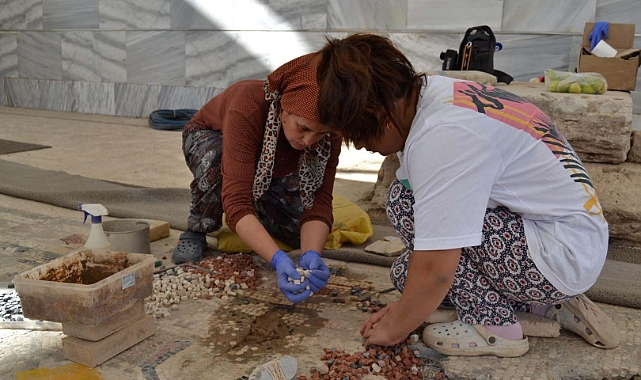 Sardes Antik Kenti'ndeki sinagogun taban mozaiklerini kadınlar yeniliyor
