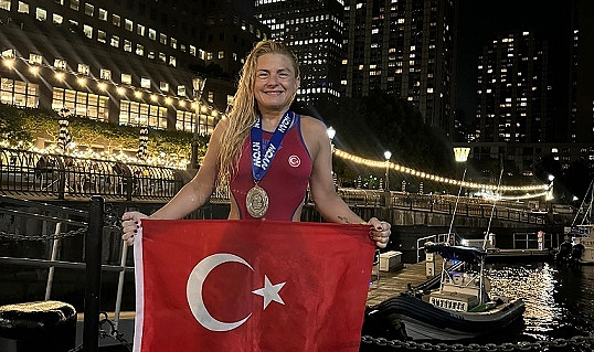 Semiha Bekil 7 aylık disiplinli çalışma sonunda 48 kilometrelik Manhattan Parkuru’nu yüzdü