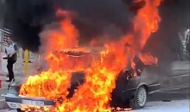 Seyir halindeki otomobil alev alev yandı