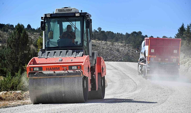 Silifke'de çiftçilerin kullandığı yollar yenileniyor