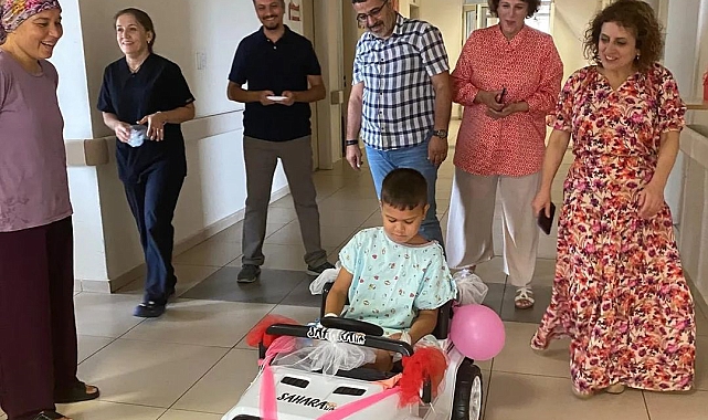 Sünnet olacak çocuklar akülü arabayla ameliyathaneye götürülüyor