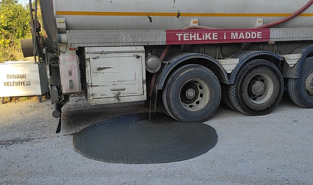 Tankerden yola sıvı tavuk gübresi akıtan şoföre ceza