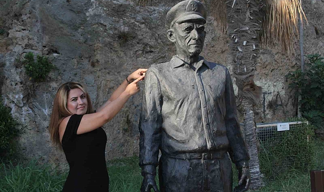 Tarihi Kaleiçi'nin simge ismi 'Mustafa Kaptan' heykelinin omuzundaki güvercin üçüncü kez ortadan kayboldu