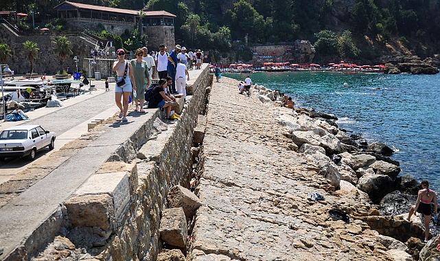 Tarihi limandaki mendirekte çatlaklar genişledi, taşlar devrildi