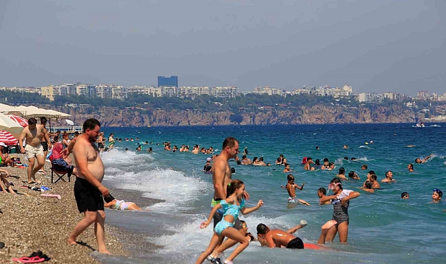 Termometreler 41 dereceyi gösterdi, sıcaktan bunalanlar sahile akın etti
