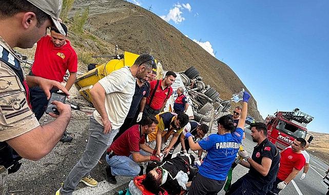 TIR ile taksi çarpıştı; 1'i polis memuru, 4 ölü