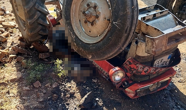 Traktör devrildi sürücü hayatını kaybetti