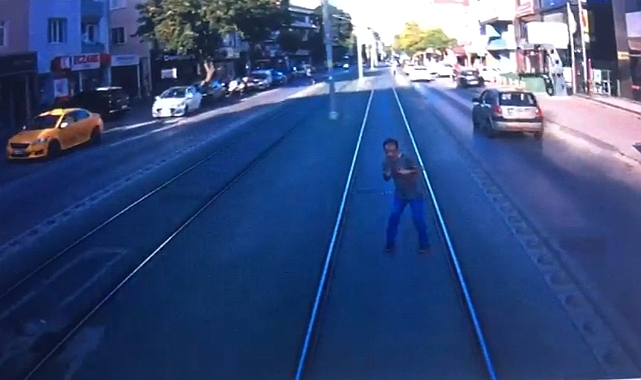 Tramvayın çarptığı yaya öldü; kaza kamerada