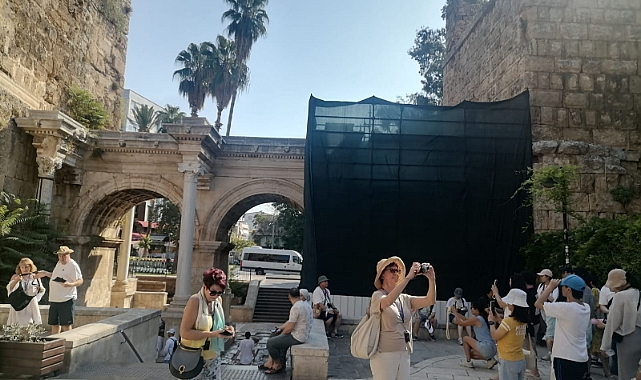 Turistlerin Uğrak Noktası Hadrian Kapısı