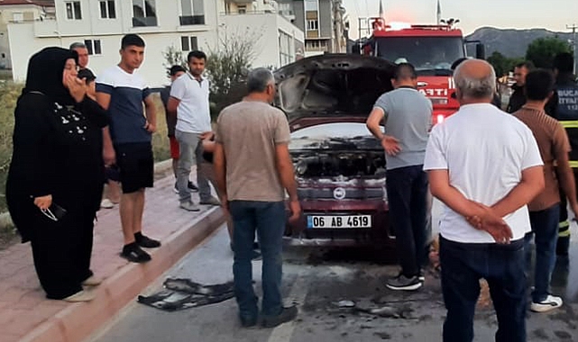 Yanan otomobili yoldan geçenler söndürdü