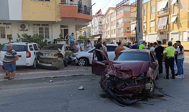 Afacan sürücü mahalleyi birbirine kattı: 14 yaşındaki çocuk 3 aracı hurdaya çevirdi, 1 kişi yaralandı