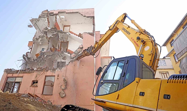 Alanya Belediyesi metruk binayı yıktı