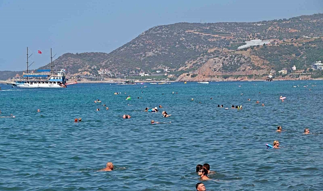 Alanya'da 2 gün aradan sonra güneşi gören tatilciler plajlara akın etti