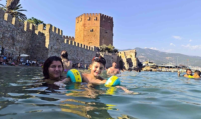 Alanya'da tarihi Kızılkule'nin gölgesinde deniz keyfi