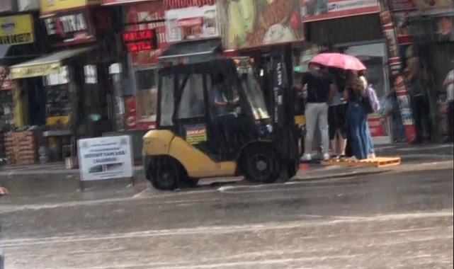 Aniden başlayan yağış sonrası yayaların imdadına belediye forkliftle yetişti