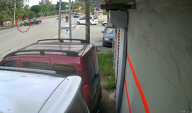 Aniden yola çıkan araç motosiklet sürücüsünün yaralanmasına neden oldu