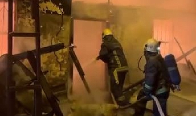 Antalya'da 2 gecekondu alev alev yandı