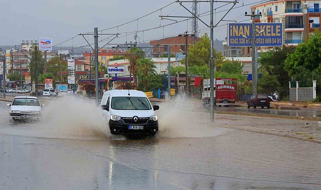 Antalya'da bir kilometre arayla iki mevsim yaşandı