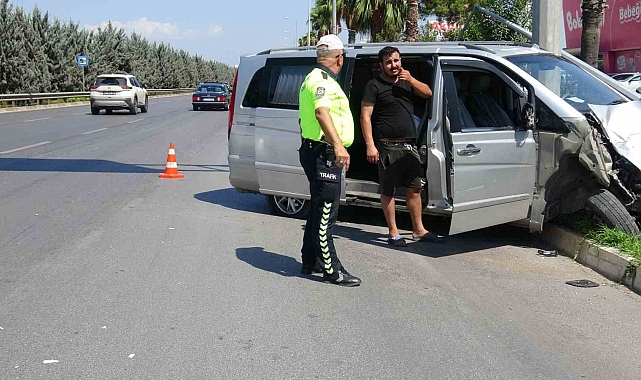 Antalya'da hafif ticari araç aydınlatma direğine çarptı, sürücü yara almadan kurtuldu