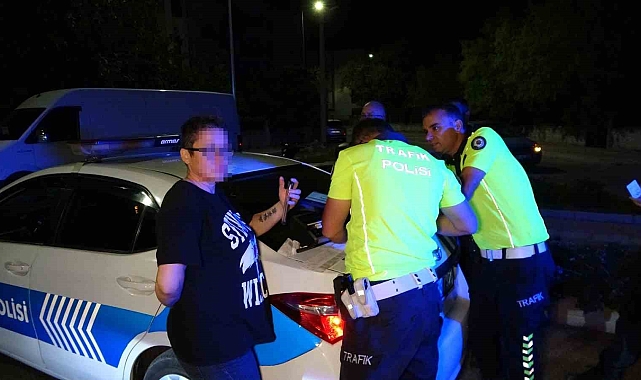 Antalya&#039;da otomobil ve kamyonet çarpıştı: Alkollü sürücü tehditler savurdu
