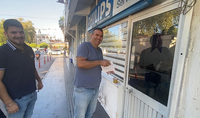 Antalya'da sabah dükkanını açan esnaf, kapıya konan siftah zarfıyla şaşırdı