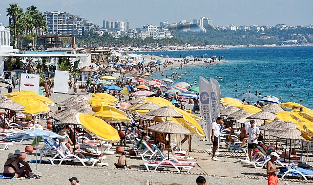 Antalya'da sahillerde hafta sonu yoğunluğu