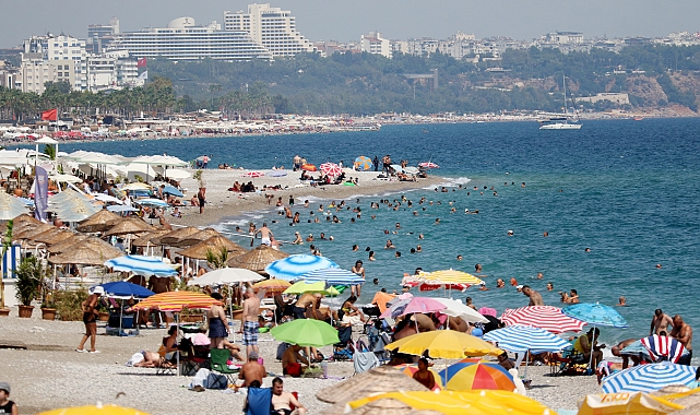 Antalya&#039;da yeni eğitim dönemi öncesi sahiller doldu
