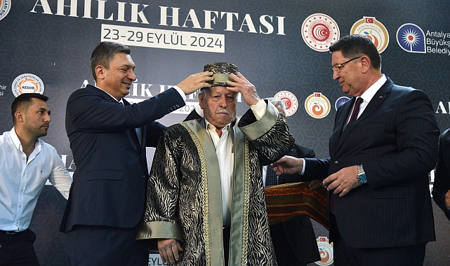 Antalya'da, 'Yılın ahisi' marangoz Daran, kaftanını giydi