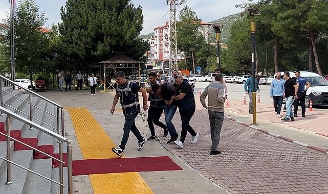 Arabasının önünü kesip halasının oğlunu öldüren genç ve eşi tutuklandı