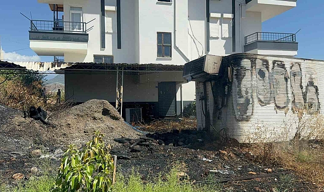 Bahçe temizliği için yakılan ateş konteyneri küle çevirdi