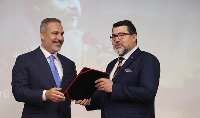 Bakan Fidan, ilk Saraybosna Büyükelçisi Tufan'ın oğluna Üstün Hizmet Ödülü verdi