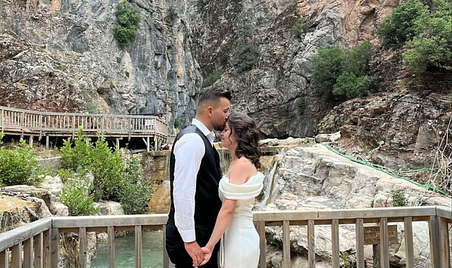 Balayı dönüşü kaza; sürücü öldü, eşi ağır yaralı