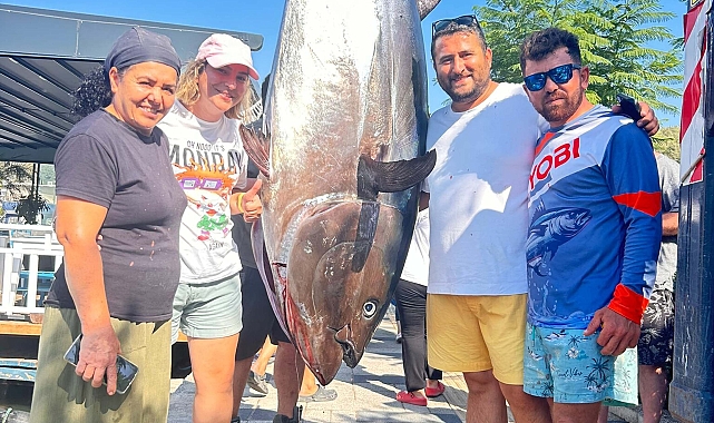 Balıkçılar, oltayla 317 kilogramlık orkinos yakaladı
