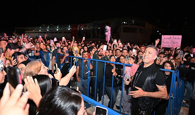 Başkan Böcek, Elmalı'da Haluk Levent konserine katıldı