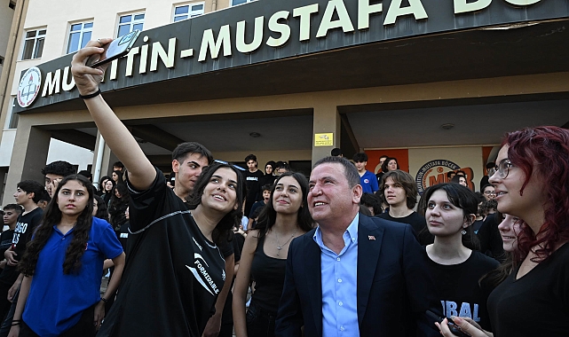 Başkan Böcek, yeni eğitim-öğretim yılı açılışında öğrencileri yalnız bırakmadı