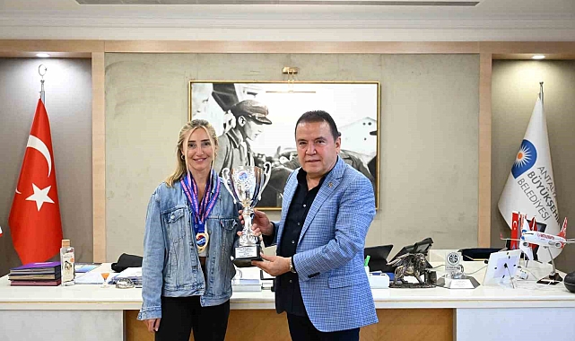 Başkan Böcek'den, Şahika Ercümen'e: "Bu gurur bize yeter"