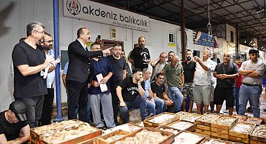 Başkan kotan balık mezatında