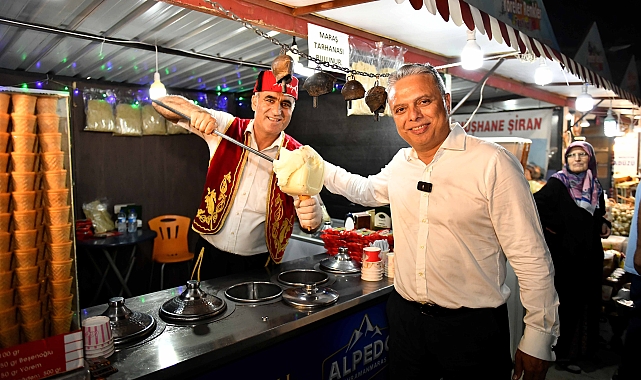 Başkan Uysal, derneklerin stantlarını gezdi