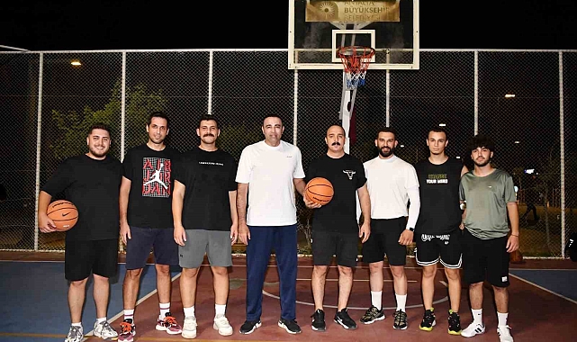 Belediye başkanı ve milletvekili, gençlerle basketbol oynadı