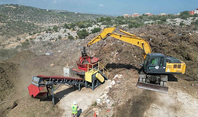 Bitkisel atıklar gübre oldu, üretilen 3 bin fidan öğrencilere hediye edildi