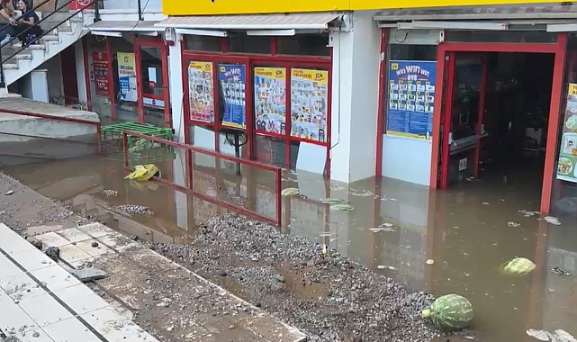 Bodrum'da ana isale hattı patladı; suyla dolan zincir market çalışanlarını vatandaşlar kurtardı