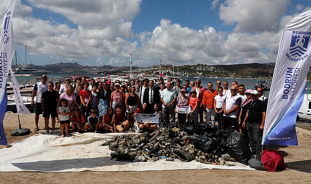 Bodrum'da Erasmus öğrencileri ile kıyı temizliği