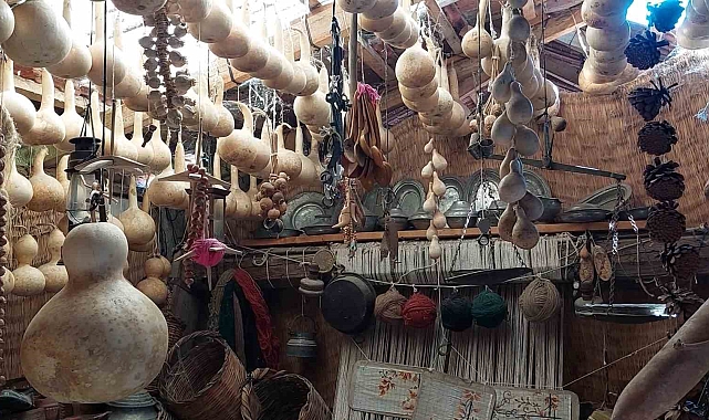 Burdur'da 20 yıldır topladığı köyüne ait eşyaları evinin bahçesinde sergiliyor