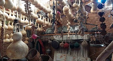 Burdur'da 20 yıldır topladığı köyüne ait eşyaları evinin bahçesinde sergiliyor