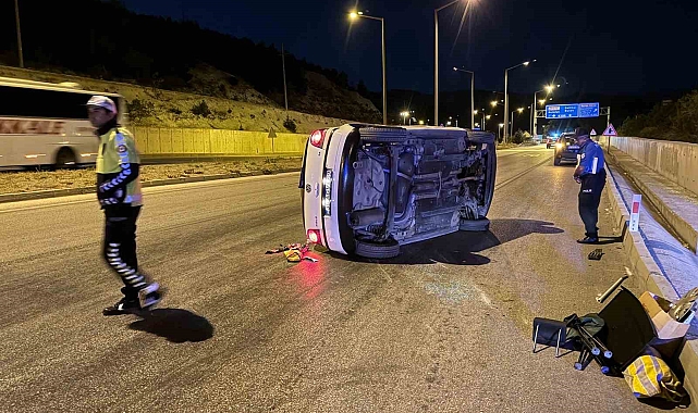 Burdur'da bordür taşına çarpan otomobil devrildi, sürücü olay yerinden kaçtı