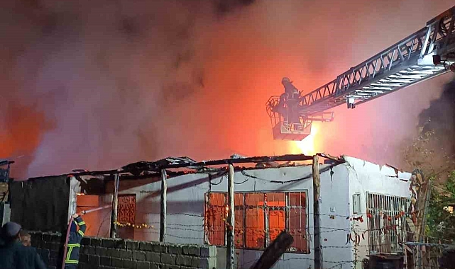 Burdur'da gece çıkan yangında ev alev alev yandı